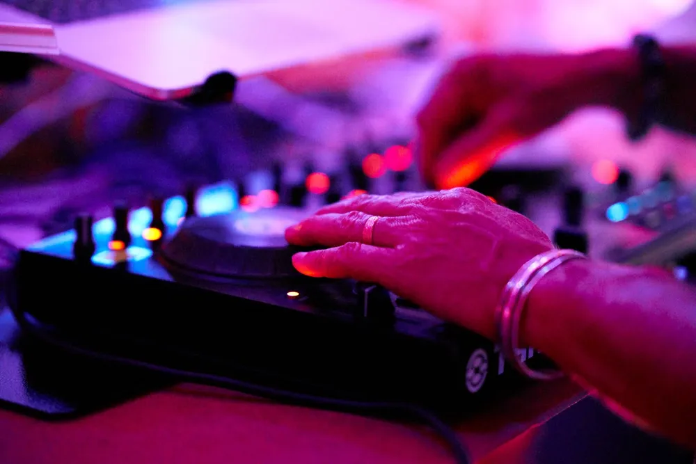 Barfussdisco Bern mit live DJ Tom Li